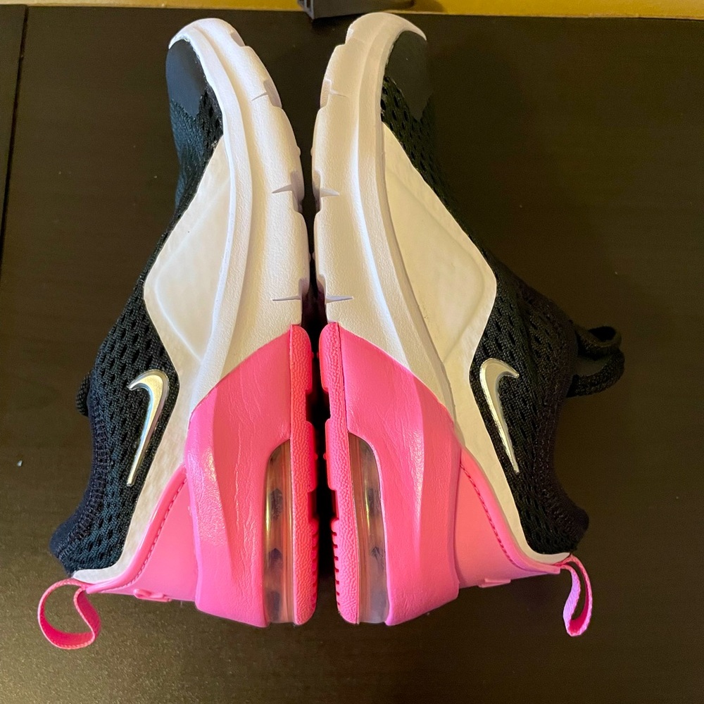 NWOT kids sz 9c Nike’s. Shoes are in great shape and have never been worn!